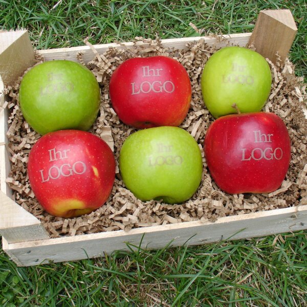 3 grüne und 3 rote LOGO-Äpfel in rustikaler Obstkiste
