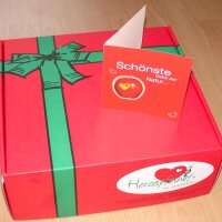 Valentinstags-Bioapfel im rotem Geschenkkarton