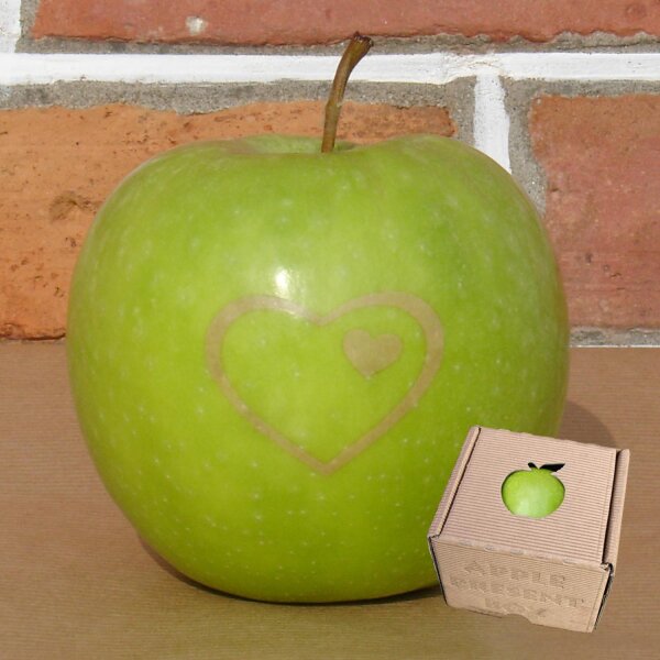 Apfel mit Branding Herz-Kontur grün