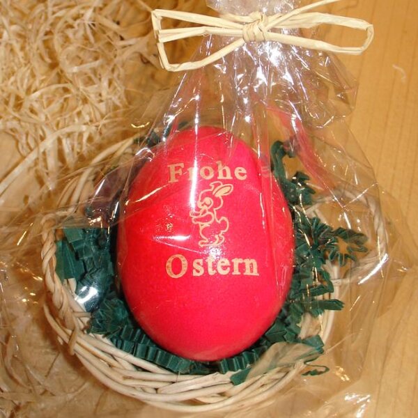 "Frohe Ostern"-Ei mit Hase im Weidenkorb in Cello verpackt