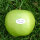 Kleine grüne Apfel mit farbigem PR-Label
