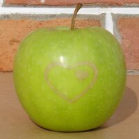 Grüner Apfel mit Herz-Kontur|truncate:60