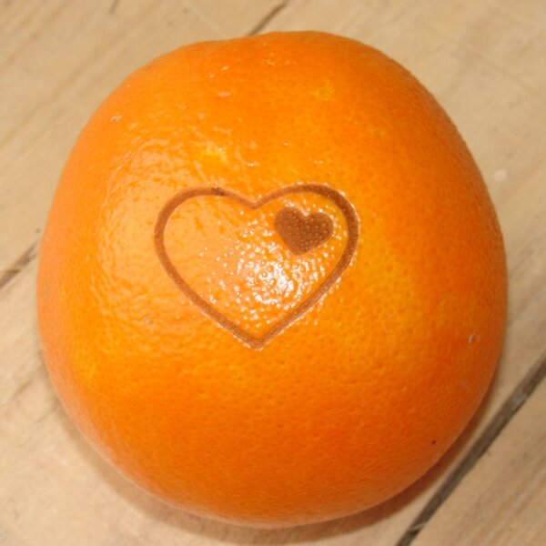 Laser-Orange mit Herz